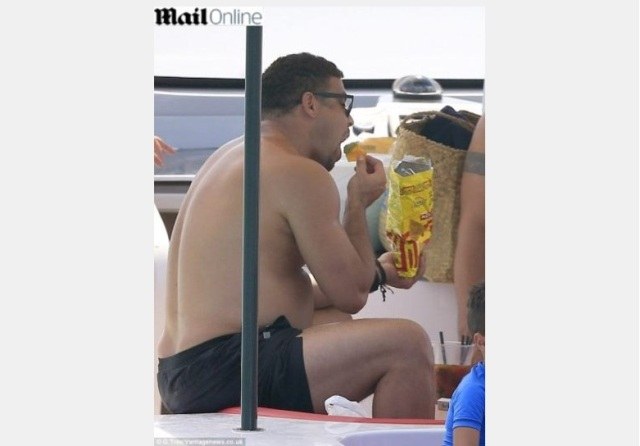 Ronaldo aproveita férias fumando, comendo e mostrando a pança