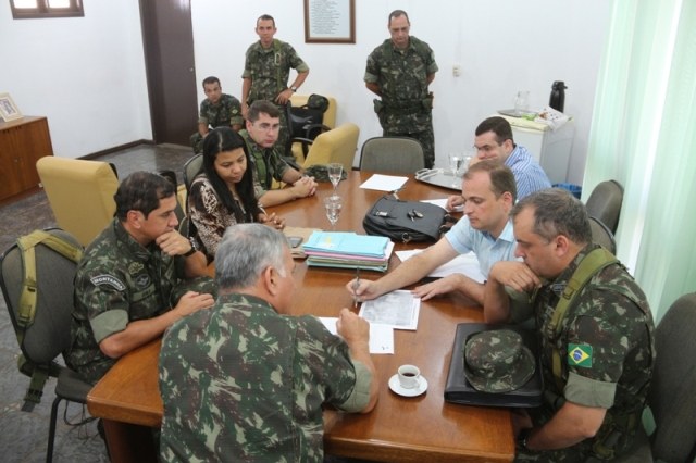 General do Exército visita área onde será erguida base militar em Vilhena
