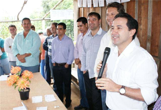 ASSOCIAÇÕES RURAIS DE VILHENA RECEBEM TRATORES DE NATAN