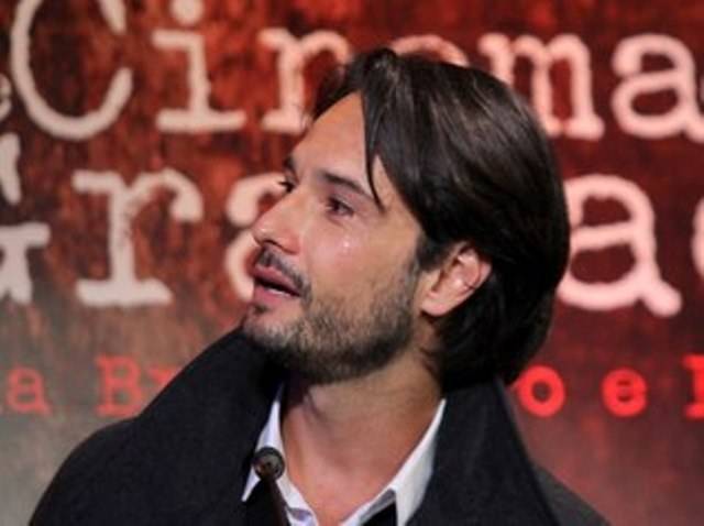 Rodrigo Santoro chora ao ser homenageado no Festival de Gramado