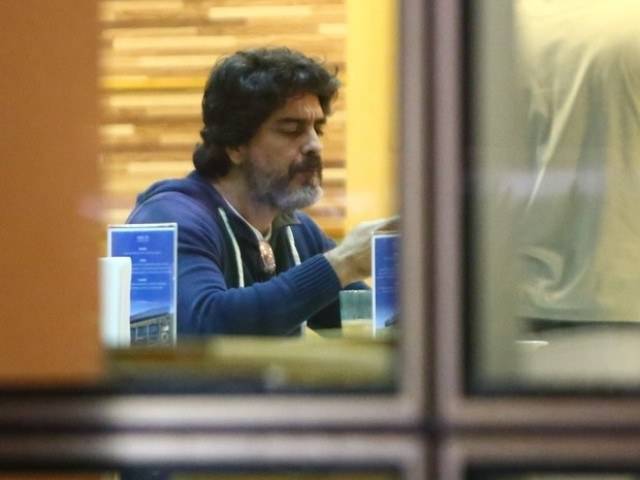 Junno Andrade visita mãe de Xuxa em hospital no Rio