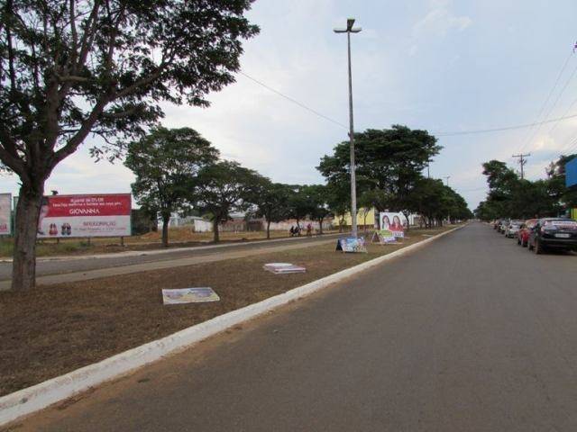Ventania revela perigo que placas de candidatos representam para o trânsito