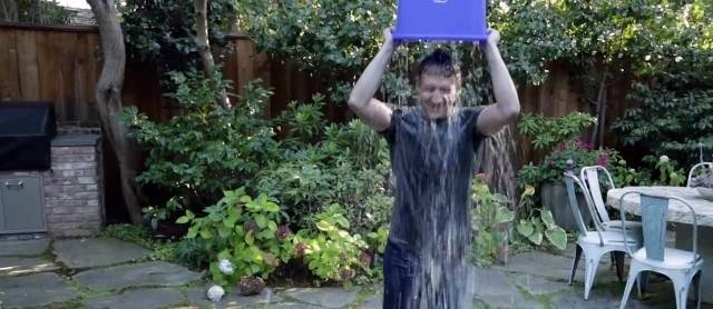 Mark Zuckerberg toma banho com balde de gelo e água fria e desafia Bill Gates