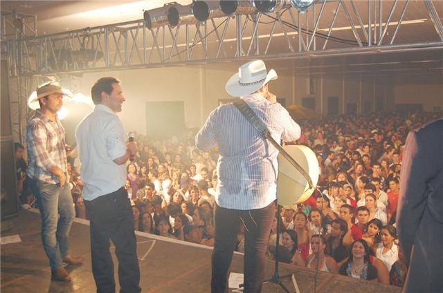 SHOW DE JOÃO MÁRCIO & FABIANO LEVA 1,5 MIL PESSOAS AO PARQUE DE EXPOSIÇÕES
