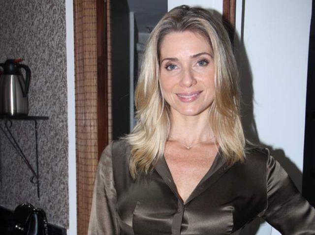 Letícia Spiller se muda depois de assalto e separação