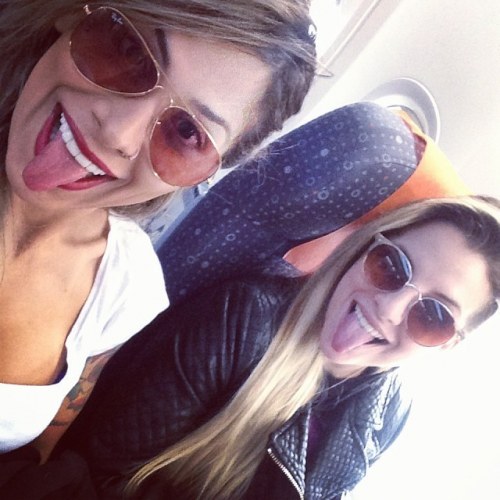 Ex-BBBs Vanessa e Clara desembarcam juntas no Rio de Janeiro