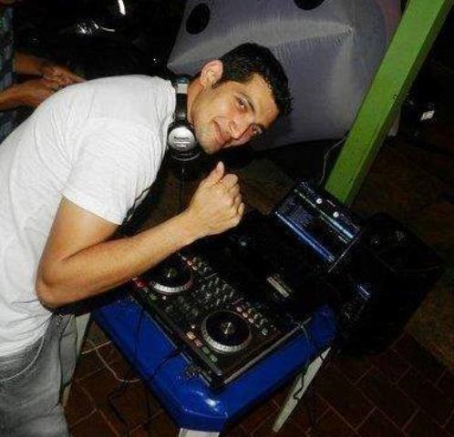 DJ que faria seu primeiro show em Chupinguaia capota carro com amigos dentro