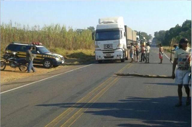 Índios fecham rodovia federal entre Vilhena e Comodoro e cobram pedágio