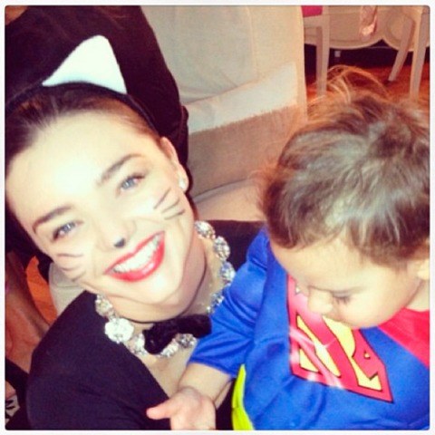 Miranda Kerr manda sua babá ajudar Orlando Bloom