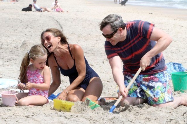 Aos 49 anos, Sarah Jessica Parker mostra boa forma na praia