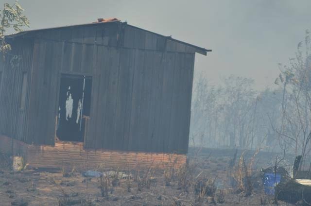 Incêndio destrói parcialmente casa em Vilhena; Bombeiros estão no local