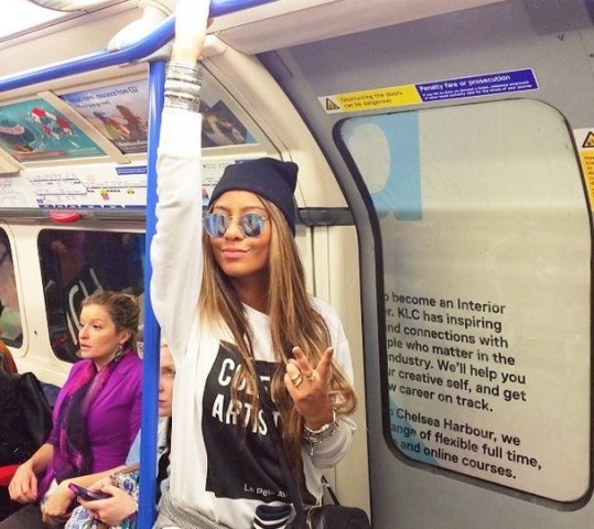 Rafaella Santos pega metrô para ir a faculdade e é criticada por seguidores