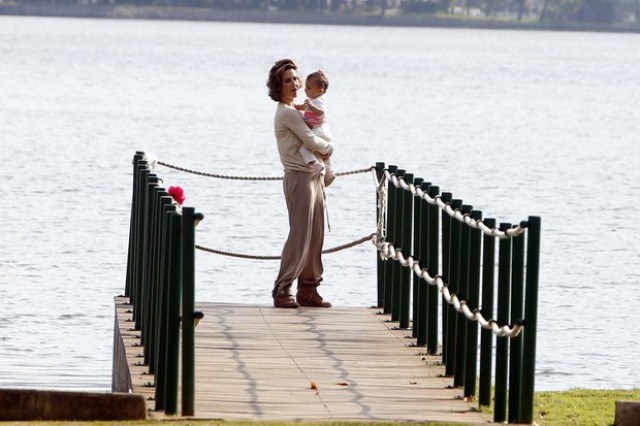 Guilhermina Guinle brinca com a filha na Lagoa Rodrigues de Freitas