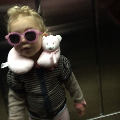 Brenda, filha de Fernando Scherer e Sheila Mello, aparece toda fashion