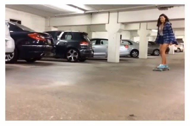 De shortinho, Bruna Marquezine anda de skate em garagem