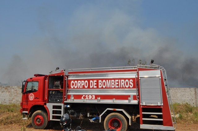 Incêndio ameaça empresa em Vilhena; Bombeiros e moradores mobilizados