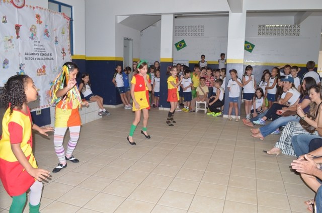 Escola de vilhenense comemora com apresentações dia do folclore brasileiro