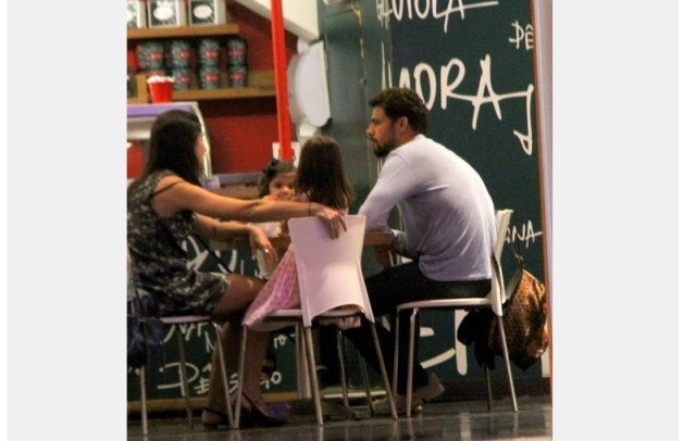 Acompanhado de uma amiga, Cauã Reymond leva filha ao teatro