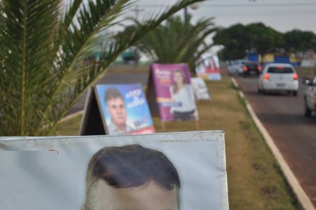 Vilhena: juiz eleitoral endurece e manda candidatos retirarem cavaletes das ruas