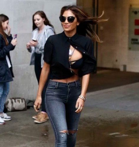Nicole Scherzinger passeia por Londres com look ousado e é traída pelo vento