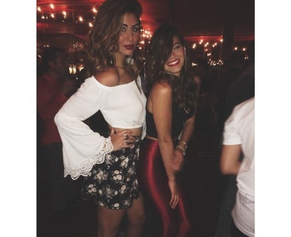 De calça vermelha coladinha, Bruna Marquezine curte festa nos EUA