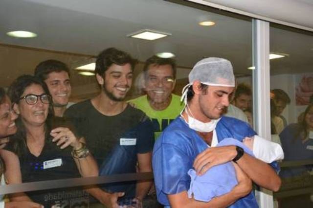 Felipe Simas fala sobre estreia em "Malhação" e planos de casamento