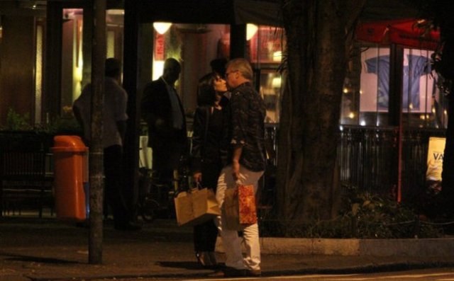 Pedro Bial beija Maria Prata e é clicado pelos paparazzi no Rio