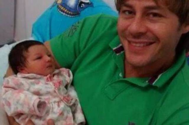 Após teste de DNA, Theo Becker descobre que não é pai de Angelina