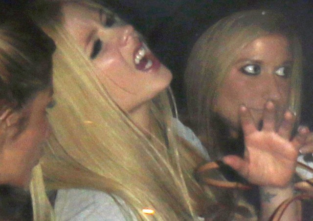 Avril Lavigne curte balada e deixa local amparada por amigas