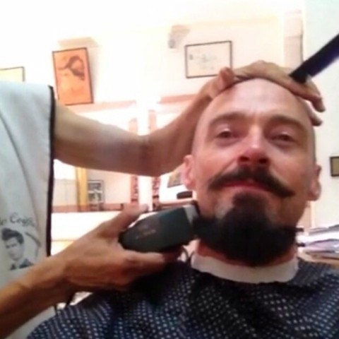 Tchau, barba! Hugh Jackman filma mudança de visual