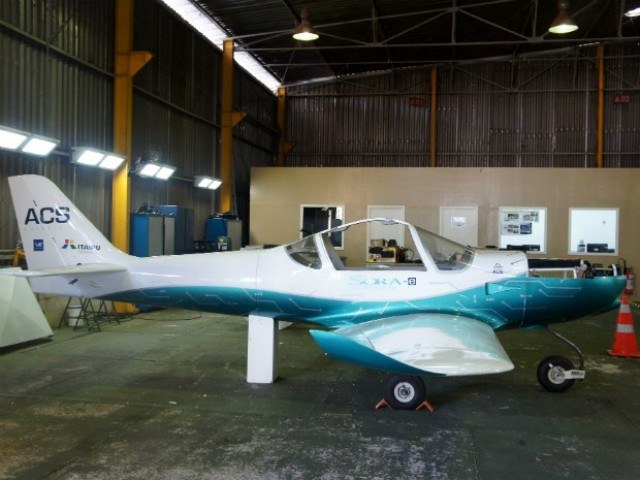 AVIÃO SEM COBUSTÍVEL