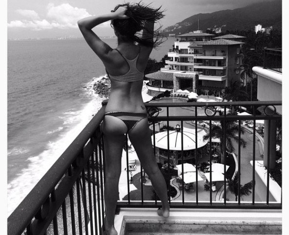 Lea Michele posta foto de biquíni em rede social