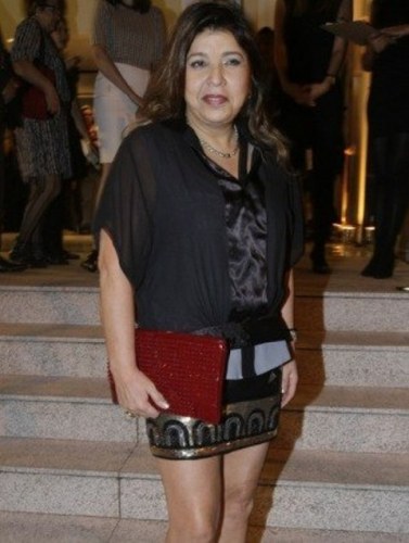 Roberta Miranda esnoba de minissaia: "Estão vendo meia-calça? Beijinho no ombro"