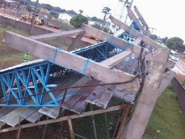 Ventania destelha casas populares e arranca cobertura de ginásio em Pimenteiras