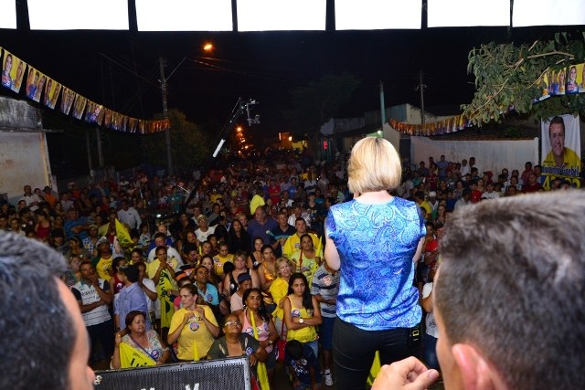 Com fogos e festa, Jaqueline Cassol faz primeiro grande comício em Vilhena