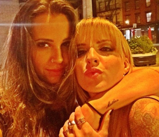 Em Nova York, ex-BBB Clara exibe novo visual ao lado de Angelis Borges