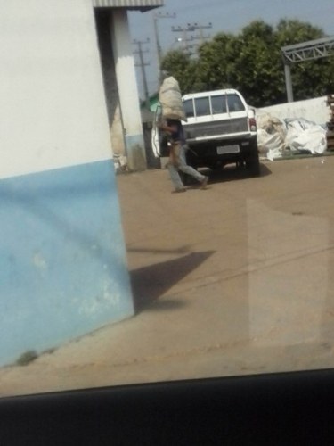 Leitor flagra carro de órgão público entregando latinhas em empresa de sucatas