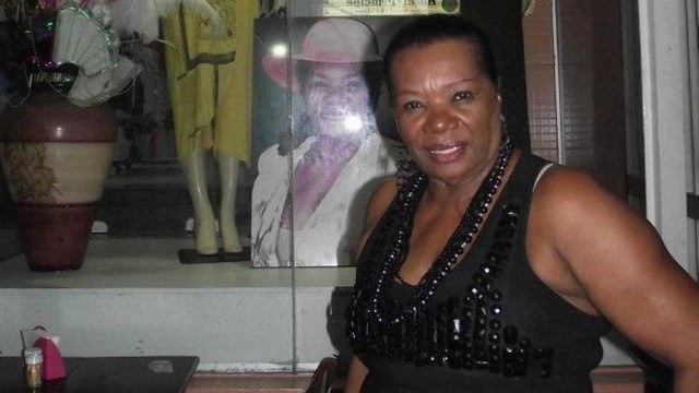 Neuza Borges sobrevive com brechó de peças doadas por atrizes