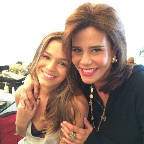 Bruna Marquezine posa com Narcisa e deixa sutiã à mostra