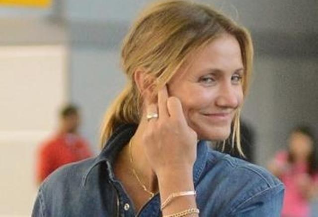 Cameron Diaz faz gesto obsceno para fotógrafo em aeroporto