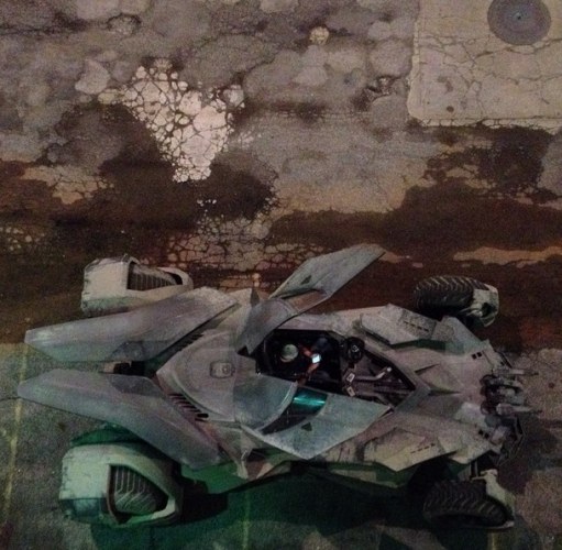 Batman V Superman: Dawn of Justice | Bat-móvel aparece no set do filme