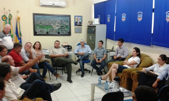 Em Cerejeiras, prefeito promete a comerciantes limpeza de avenidas comerciais