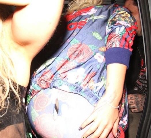 Calça de Rita Ora rasga em evento e cantora fica com lingerie à mostra