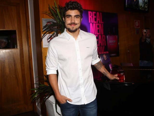 Caio Castro aparece de bigode pontudo em evento em São Paulo
