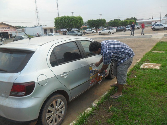 Para evitar carro guinchado em Vilhena, motorista remove propaganda eleitoral