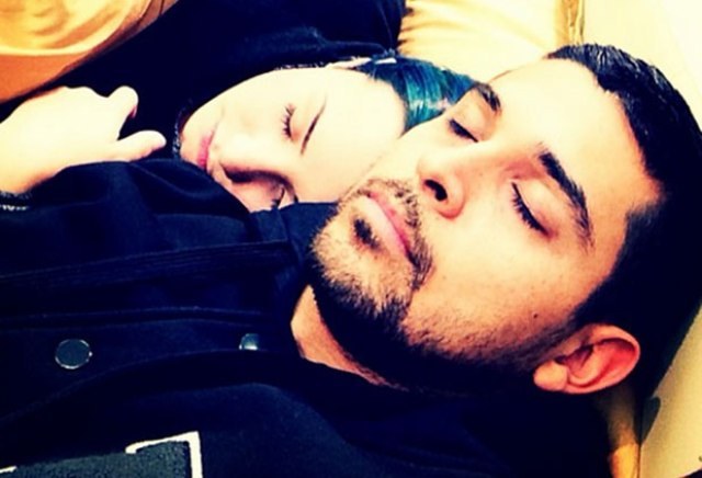Demi Lovato posta foto na cama abraçadinha com Wilmer Valderrama