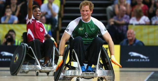 Príncipe Harry joga rugby na cadeira de rodas