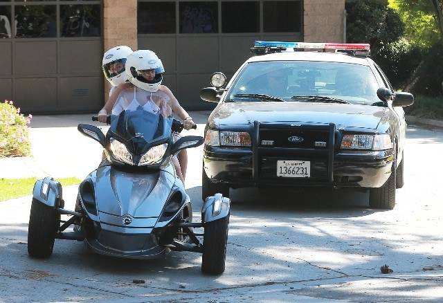 Miley Cyrus pede escolta da polícia para andar de moto por Los Angeles