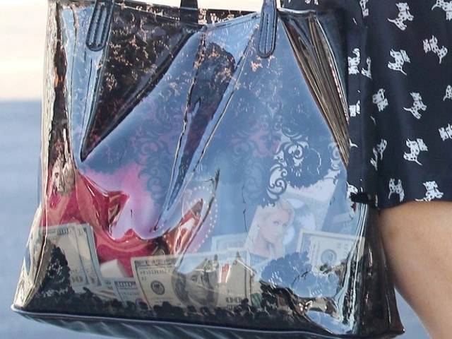 Flagra revela notas de cem dólares em bolsa de Paris Hilton