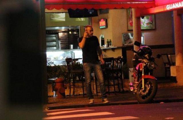 Após rumores de crise, Alexandre Borges aparece sozinho em bar